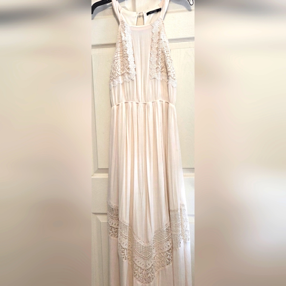 Doe & Rae Women's Sleeveless Halter Dress . Lace Details.Size L